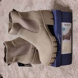 Universal thread Keeley Taupe Boots Memory foam size 8